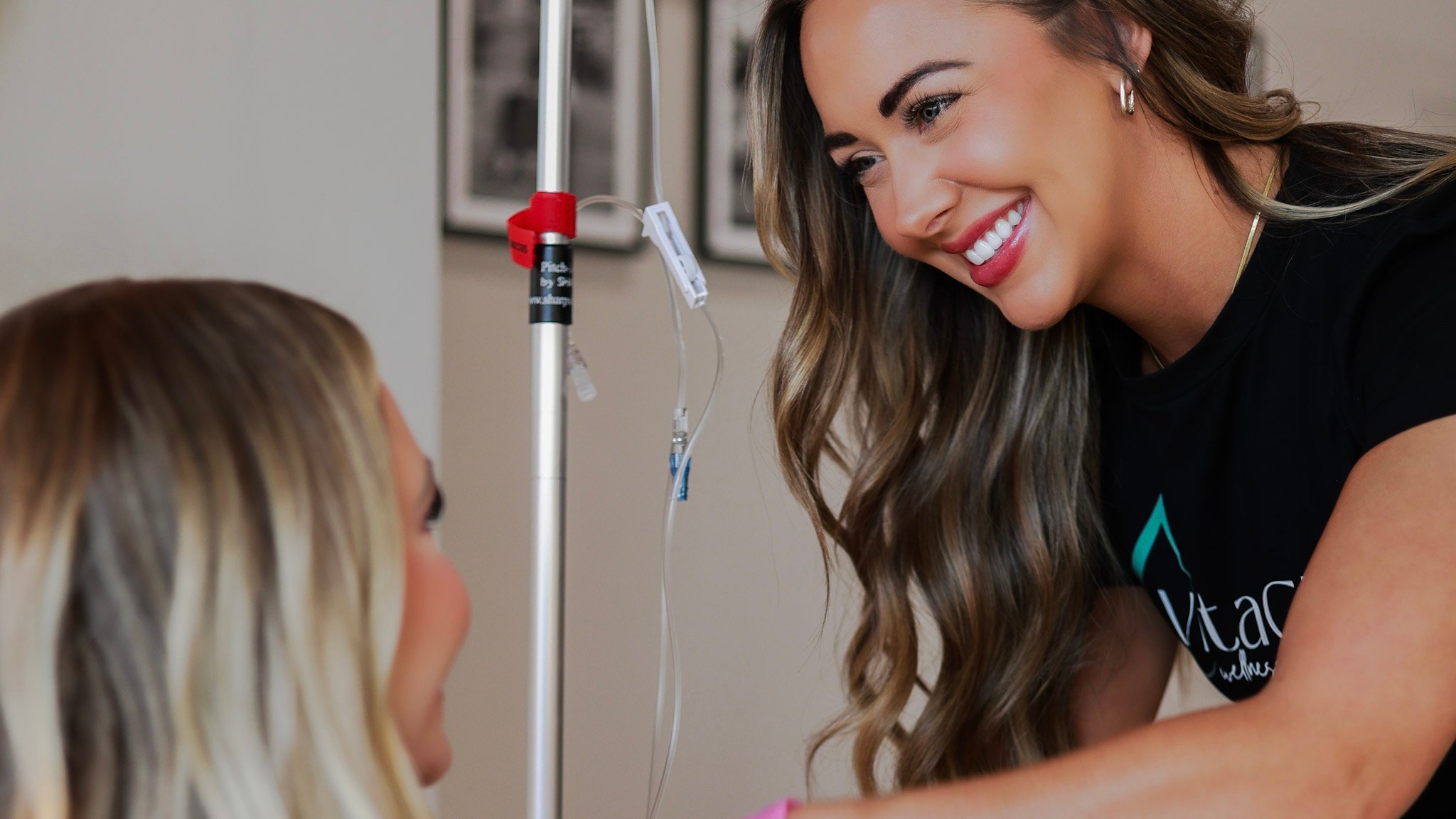 nurse-smiling-iv-therapy-in-home